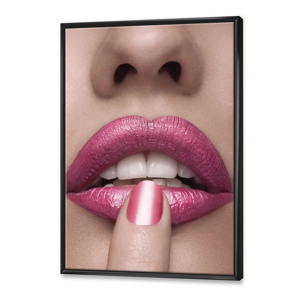 Designart Lèvres roses de femme avec le doigt sur la bouche ART MURAL À CADRE FLOTTÉ