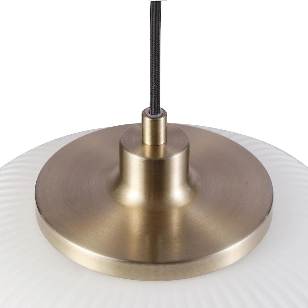 Luminaire suspendu à 1 ampoule Lily de Novogratz x Globe, laiton mat, abat-jour en verre givré nervuré