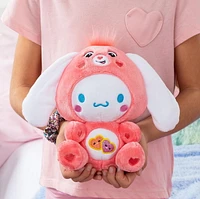 Care Bears Hello Kitty Peluche taille amusante – Cinnamoroll en tant qu'ours Love-A-Lot