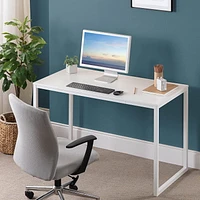 Jennifer 47 dans Brown Frame Desk