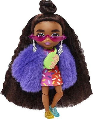 Poupée Mini Barbie Extra n° 1 (14 cm) avec Robe à Imprimé Vermicelles et Manteau à Fourrure, Socle et Accessoires pour Poupée dont Petites Lunettes de Soleil et Sac Banane ; Cadeau pour Enfants à part
