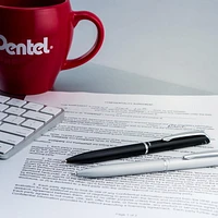 Pentel EnerGel Rétractable Stylo à Encre Gel, Barillet Argent Métal, Encre Noir, 0,7mm, Boîte à Cadeau