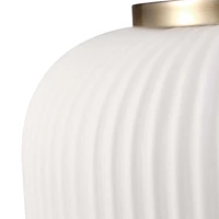 Luminaire suspendu à 1 ampoule Lily de Novogratz x Globe, laiton mat, abat-jour en verre givré nervuré