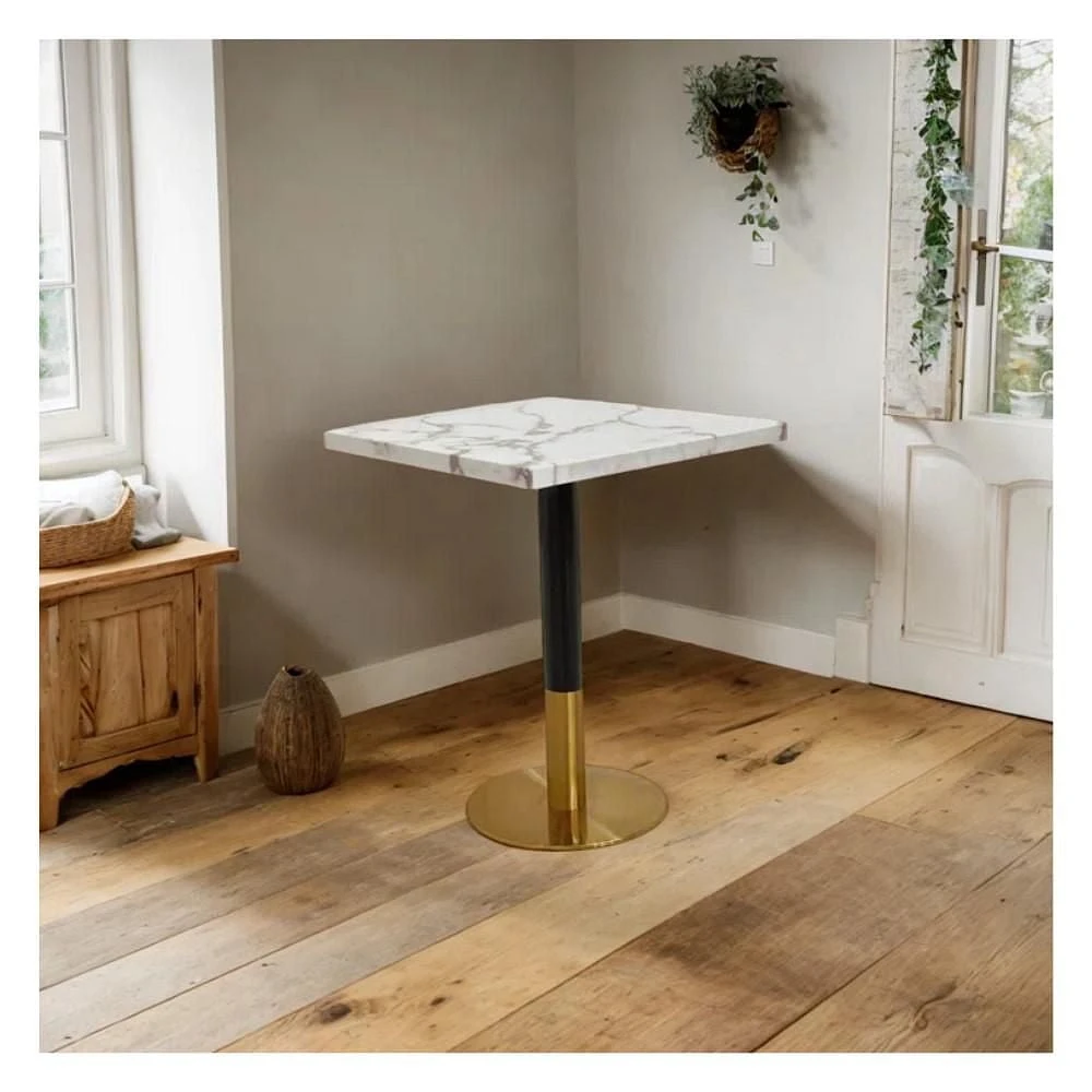 Table de salle à manger carrée Garza en faux marbre avec détails dorés brossés en blanc