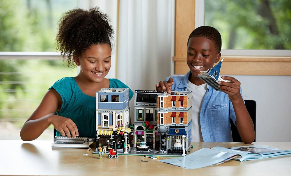 LEGO Creator Expert La place de l'assemblée (10255)