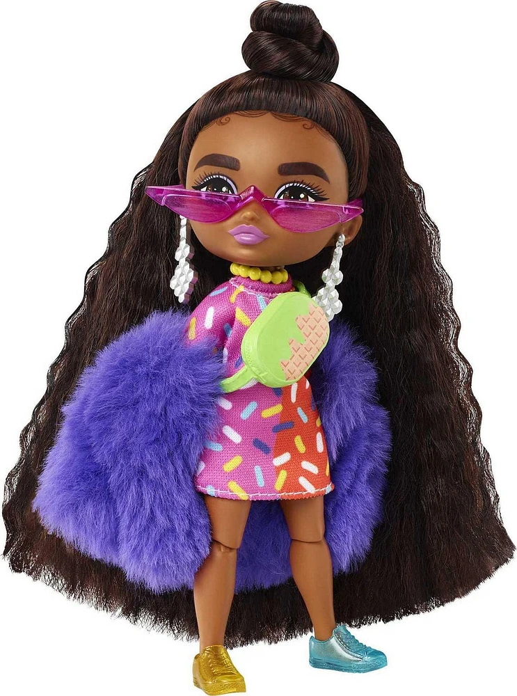 Poupée Mini Barbie Extra n° 1 (14 cm) avec Robe à Imprimé Vermicelles et Manteau à Fourrure, Socle et Accessoires pour Poupée dont Petites Lunettes de Soleil et Sac Banane ; Cadeau pour Enfants à part