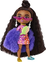 Poupée Mini Barbie Extra n° 1 (14 cm) avec Robe à Imprimé Vermicelles et Manteau à Fourrure, Socle et Accessoires pour Poupée dont Petites Lunettes de Soleil et Sac Banane ; Cadeau pour Enfants à part