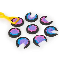 Kinetic Sand,Coffret Slice N' Surprise avec 383 g de sable de jeu noir, rose et bleu et 7 outils, Jouets sensoriels pour les enfants à partir de 3 ans