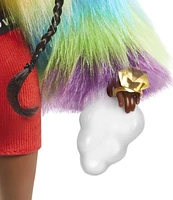 Poupée Barbie Extra #1 vêtue d’un manteau arc-en-ciel en fourrure