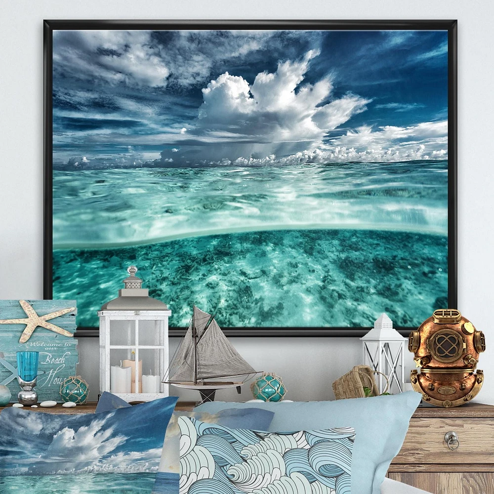 Designart Incroyable paysage sous-marin et nuages ART MURAL À CADRE FLOTTÉ