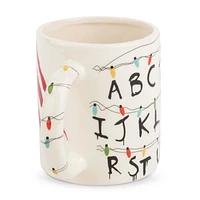 "Des Choses Étranges Allument une Tasse à Café"