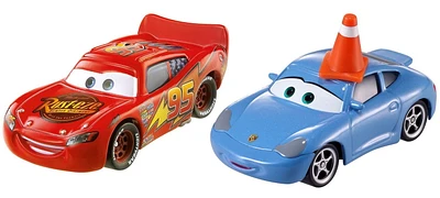 Disney/Pixar Les Bagnoles – Véhicule en métal moulé sous pression – Coffret de 2 – Sally avec cône et Flash Mcqueen