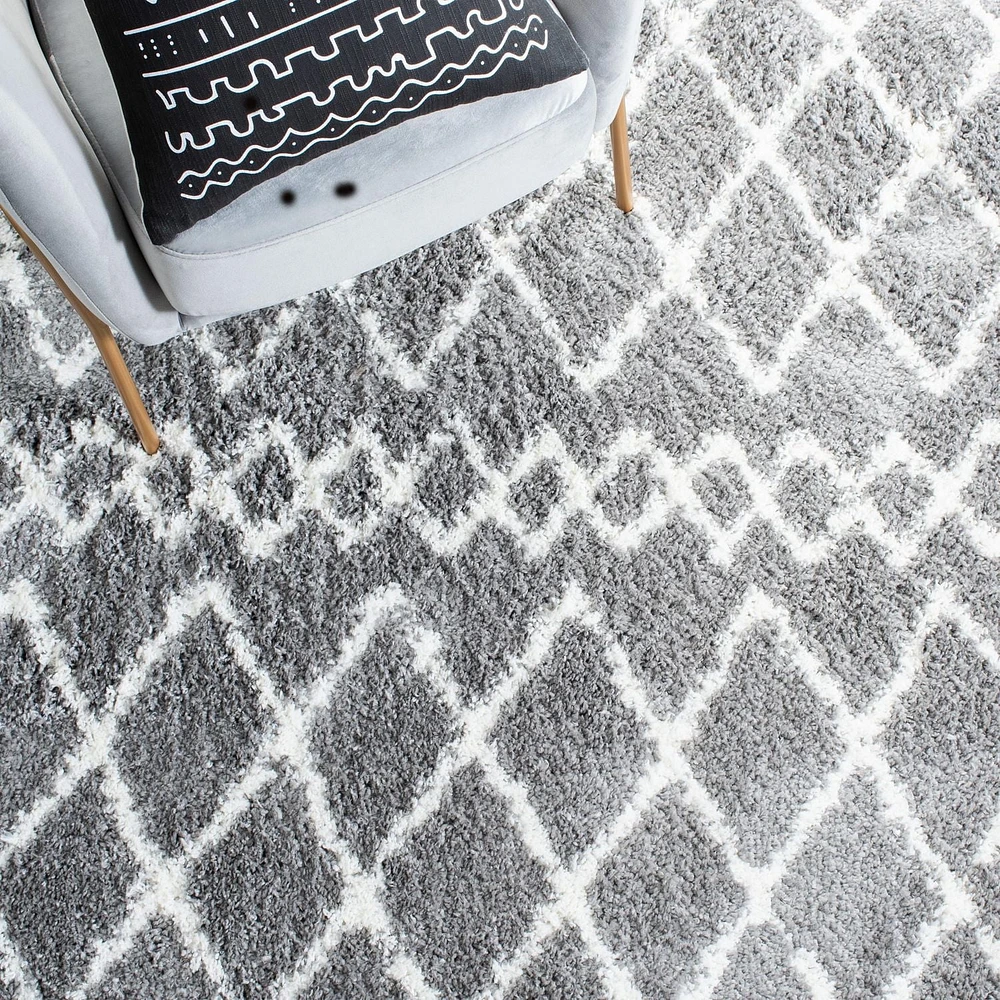 SAFAVIEH Berber Avery Geometric Diamonds Shag Area Rug