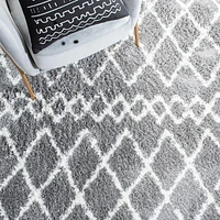SAFAVIEH Berber Avery Geometric Diamonds Shag Area Rug