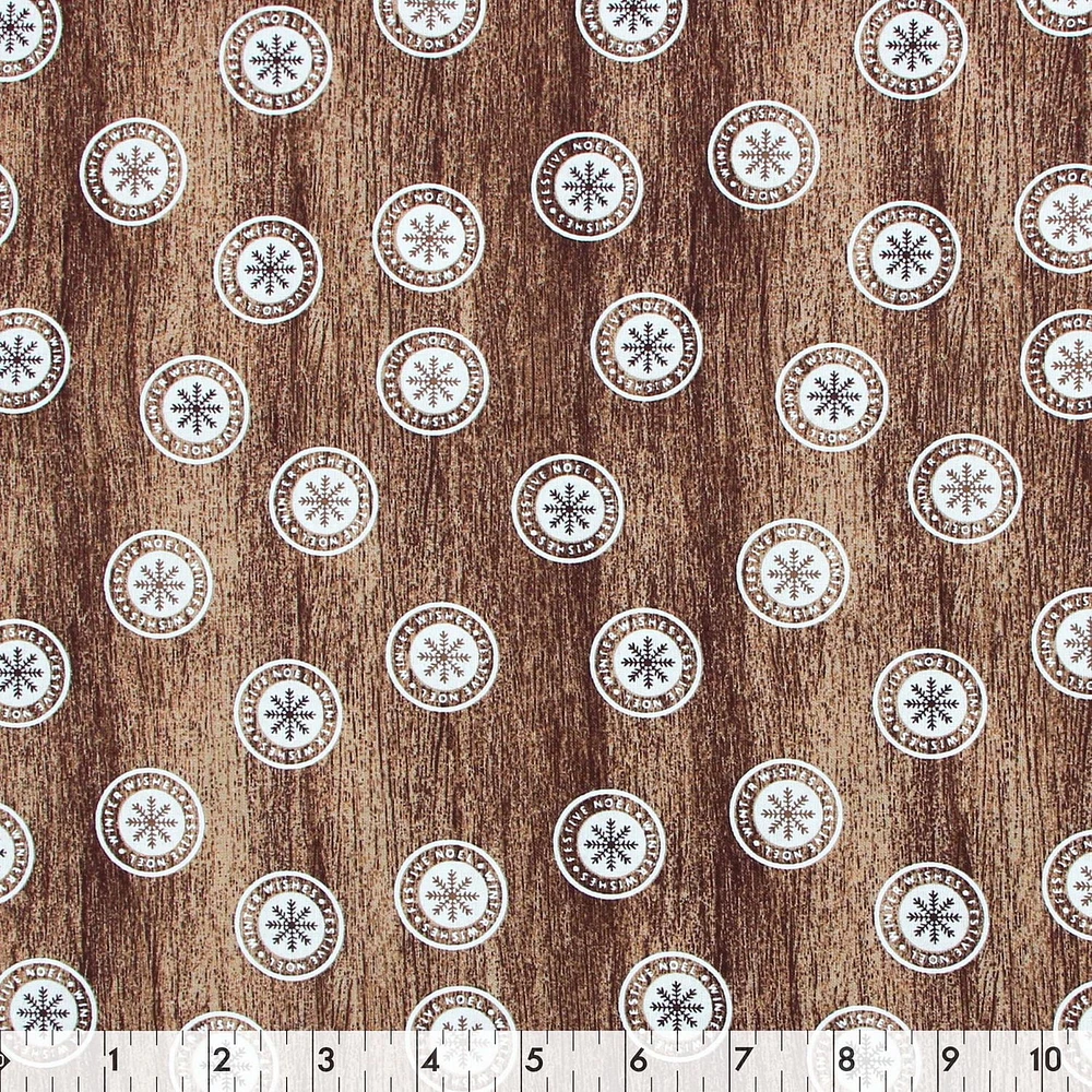 Tissu au mètre en coton Fabric Creations à motif de texture marron avec de grands flocons de neige de Noël blancs