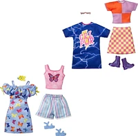 ​Coffret Tenues Barbie avec 2 tenues pour la poupée Barbie, comprend chemisier à carreaux avec jupe à carreaux, robe maillot bleue «GRL PWR» et 2 accessoires, cadeau pour les enfants de 3 à 8 ans
