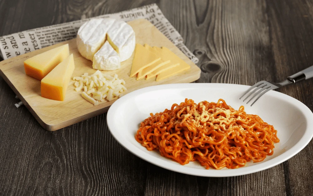 Samyang – Nouilles Buldak au Poulet Épicé (Quatre Fromage) 145g x 5