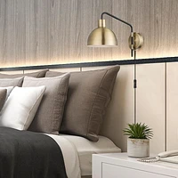 Applique murale enfichable ou fixe à 1 tête en métal Dimitri par Globe Electric, laiton antique, accent noir mat, cordon recouvert de tissu noir, interrupteur sur le cordon, 51719