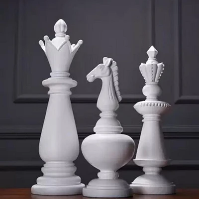 Sculpture d'échecs Roi Reine et Cheval en blanc Meubles canadiens (Ensemble de 3)