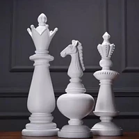 Sculpture d'échecs Roi Reine et Cheval en blanc Meubles canadiens (Ensemble de 3)