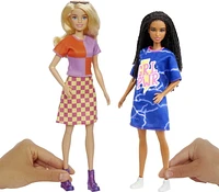 ​Coffret Tenues Barbie avec 2 tenues pour la poupée Barbie, comprend chemisier à carreaux avec jupe à carreaux, robe maillot bleue «GRL PWR» et 2 accessoires, cadeau pour les enfants de 3 à 8 ans