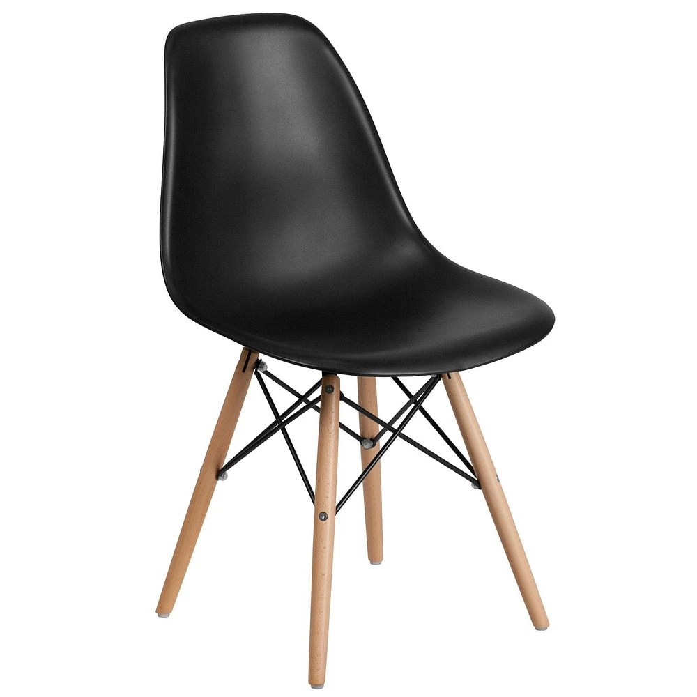 Chaise en plastique noir de la série Elon avec pieds de bois