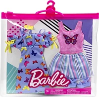 ​Coffret Tenues Barbie avec 2 tenues pour la poupée Barbie, comprend chemisier à carreaux avec jupe à carreaux, robe maillot bleue «GRL PWR» et 2 accessoires, cadeau pour les enfants de 3 à 8 ans