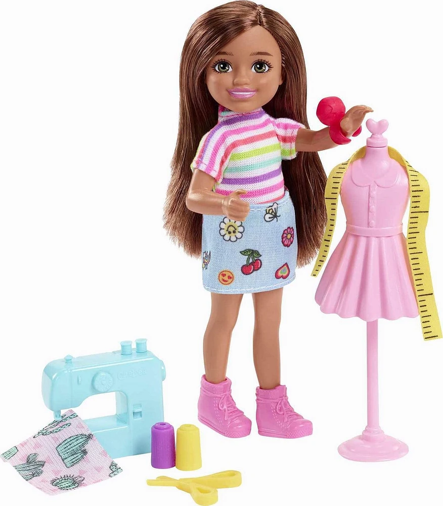Coffret de jeu Chelsea Peut être... Barbie avec poupée Chelsea Dessinatrice de mode brunette de 15,24 cm (6 po), mannequin, machine à coudre, ruban à mesurer, ciseau, tissu, excellent cadeau pour les