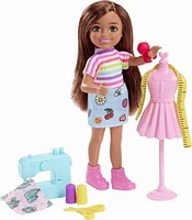 Coffret de jeu Chelsea Peut être... Barbie avec poupée Chelsea Dessinatrice de mode brunette de 15,24 cm (6 po), mannequin, machine à coudre, ruban à mesurer, ciseau, tissu, excellent cadeau pour les