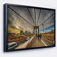 Designart Se promener sur le pont de Brooklyn ART MURAL À CADRE FLOTTÉ
