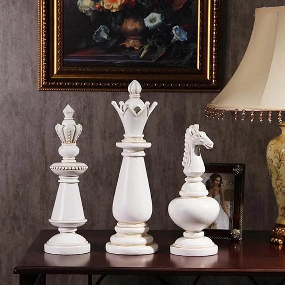 Sculpture d'échecs Roi Reine et Cheval en blanc Meubles canadiens (Ensemble de 3)