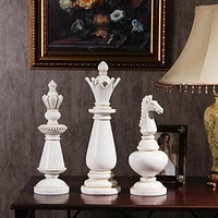 Sculpture d'échecs Roi Reine et Cheval en blanc Meubles canadiens (Ensemble de 3)
