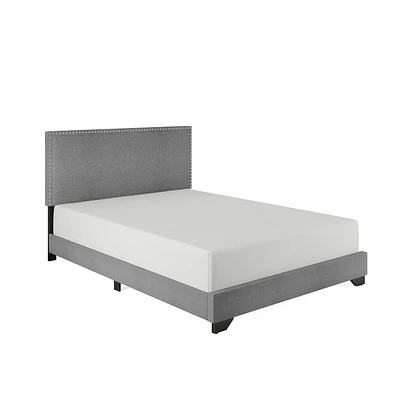 Lit plateforme rembourré Skylar avec garniture de tête de clou, par Hillsdale Living Essentials