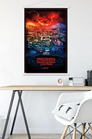 Netflix Stranger Things: Saison 4 – Hawkins, Indiana 22,375" x 34" Affiche Murale avec Cadre Magnétique en Bois de Hêtre, par Trends International