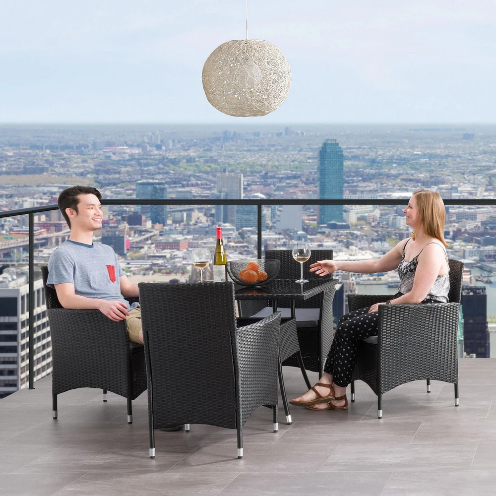 CorLiving Parksville Ensemble de salle à manger de patio 5 pièces en osier de résine noire et en acier avec table carrée à plateau en verre et 4 chaises avec coussins gris