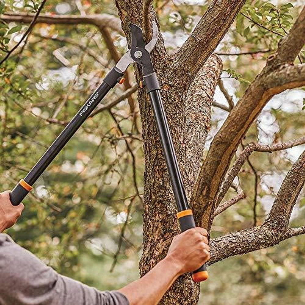 Élagueur Fiskars de 71 cm (28 po) Coupe net les grosses branchesjusqu’à 4 cm (1-1/2 po) de diamètre, muni de butées qui absorbent les chocs pour plus de confort.