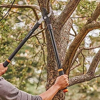 Élagueur Fiskars de 71 cm (28 po) Coupe net les grosses branchesjusqu’à 4 cm (1-1/2 po) de diamètre, muni de butées qui absorbent les chocs pour plus de confort.