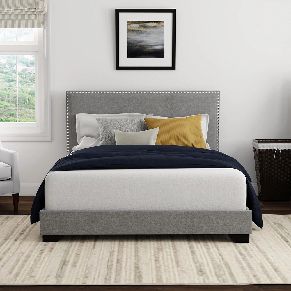Lit plateforme rembourré Skylar avec garniture de tête de clou, par Hillsdale Living Essentials
