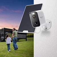 Caméra de projecteur sans fil à détection de chaleur et mouvement Wi-Fi CoreCam Pro 2K de Swann avec panneaux solaires - paquet de 3 - Blanc