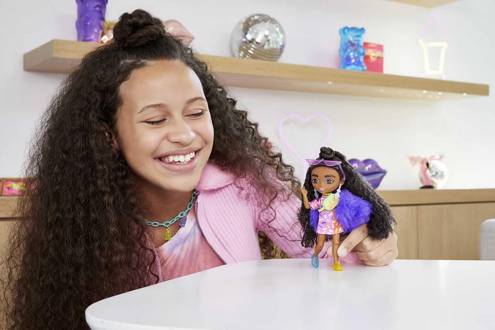 Poupée Mini Barbie Extra n° 1 (14 cm) avec Robe à Imprimé Vermicelles et Manteau à Fourrure, Socle et Accessoires pour Poupée dont Petites Lunettes de Soleil et Sac Banane ; Cadeau pour Enfants à part