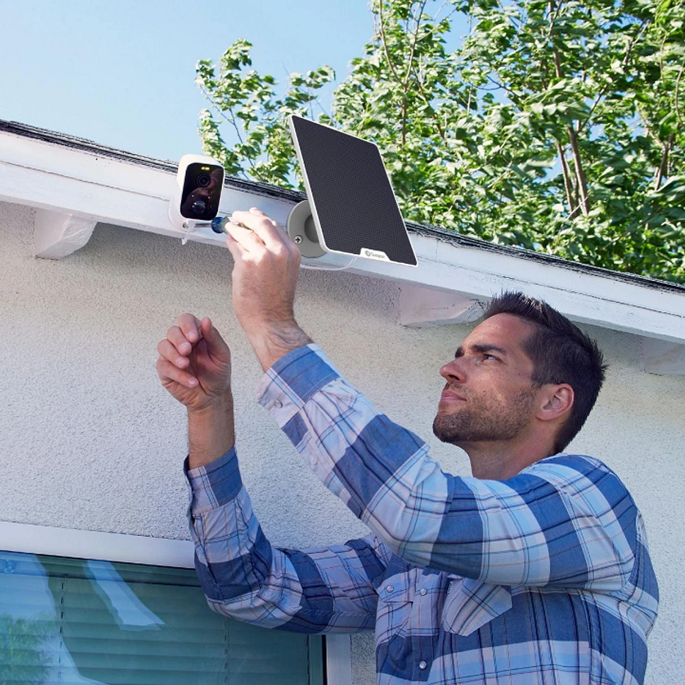 Caméra de projecteur sans fil à détection de chaleur et mouvement Wi-Fi CoreCam Pro 2K de Swann avec panneaux solaires - paquet de 3 - Blanc
