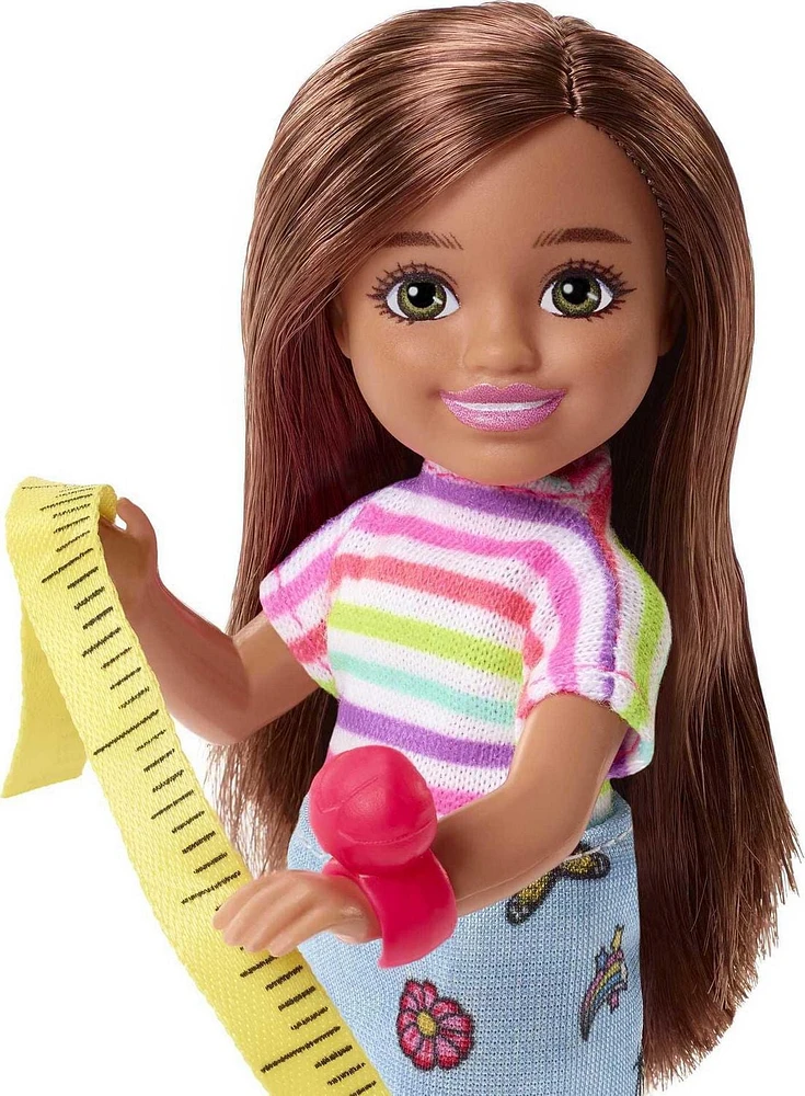 Coffret de jeu Chelsea Peut être... Barbie avec poupée Chelsea Dessinatrice de mode brunette de 15,24 cm (6 po), mannequin, machine à coudre, ruban à mesurer, ciseau, tissu, excellent cadeau pour les