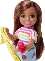 Coffret de jeu Chelsea Peut être... Barbie avec poupée Chelsea Dessinatrice de mode brunette de 15,24 cm (6 po), mannequin, machine à coudre, ruban à mesurer, ciseau, tissu, excellent cadeau pour les