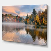 Designart Feuillage d'automne au bord du lac Art mural sur toile