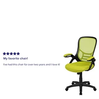 Chaise de bureau ergonomique pivotante en maille verte à dossier haut avec cadre noir et bras rabattables