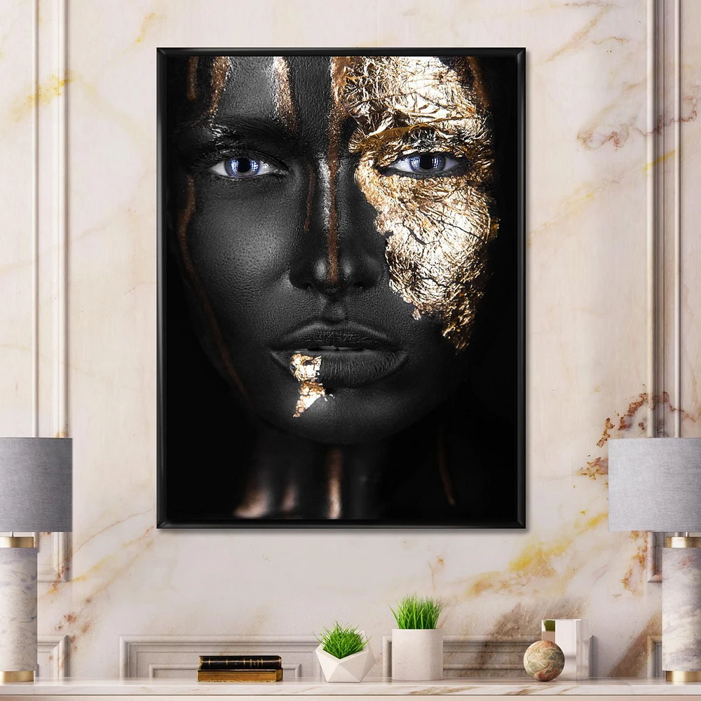 Designart Portrait d'une fille afro-américaine avec du maquillage doré ART MURAL À CADRE FLOTT