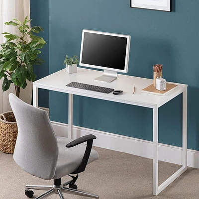 Jennifer 47 dans Brown Frame Desk