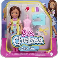 Coffret de jeu Chelsea Peut être... Barbie avec poupée Chelsea Dessinatrice de mode brunette de 15,24 cm (6 po), mannequin, machine à coudre, ruban à mesurer, ciseau, tissu, excellent cadeau pour les