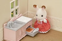 Chalet douillet au toit rouge de Calico Critters, ensemble de jeu pour maison de poupées avec figurines, meubles et accessoires Maison de poupée