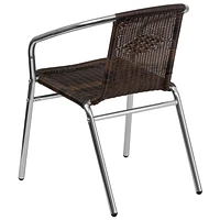 Chaise de restaurant empilable commerciale pour l'intérieur et l'extérieur en aluminium et rotin brun foncé